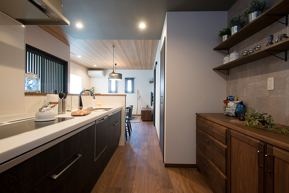 キッチンには造り付けの棚や隣接した洗面台など、デザインも家事動線もばっちり。　