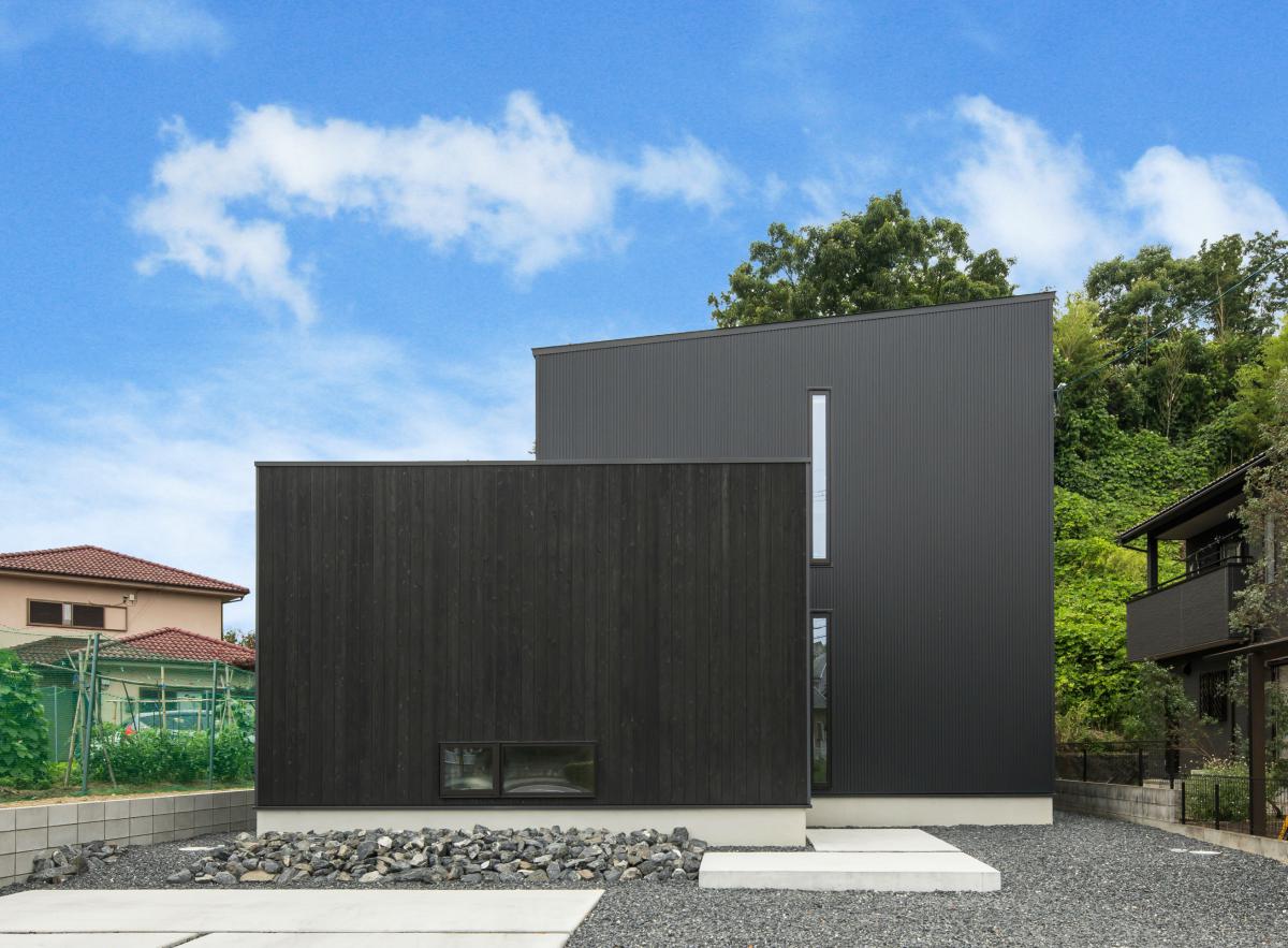 ”焼杉×ガルバの黒の家