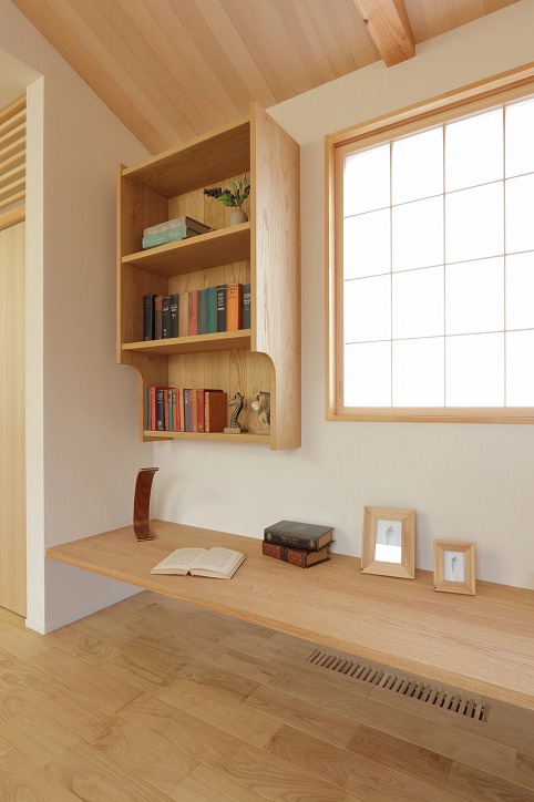 ”造り付けの本棚は、入れる本の大きさに合わせて製作しました。背板は床と同じ栗の板にて。