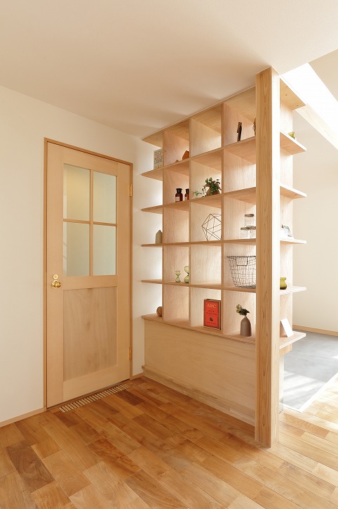 ”下地用の合板を使ってオリジナルで製作した本棚は、やわらかく空間を仕切れるように。