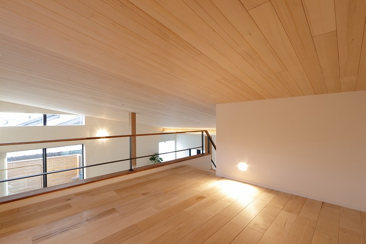 ”天井を低く抑え、木質感が心地よい落ち着くロフト空間に。