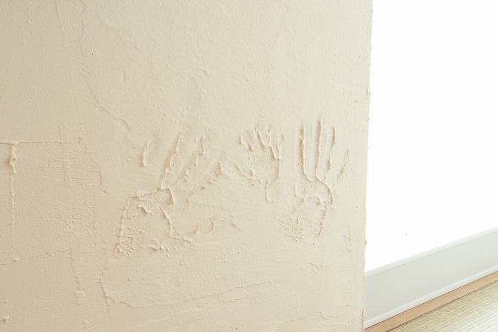 ”漆喰壁にはお家づくりの記念に、ご家族で手形を押しました。お子さまの成長の記録としても、よい思い出になりました。