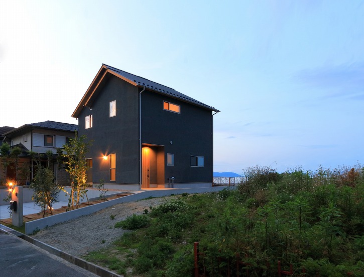 ”空が広く、琵琶湖が眺められるロケーションを生かした理想のお家に。お土地探しからiKKAと始め、思い描いていた「自分たちらしい」暮らしを大切にできるお家が出来上がりました。