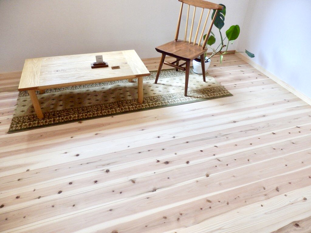 ”床材は杉板の無垢フローリング