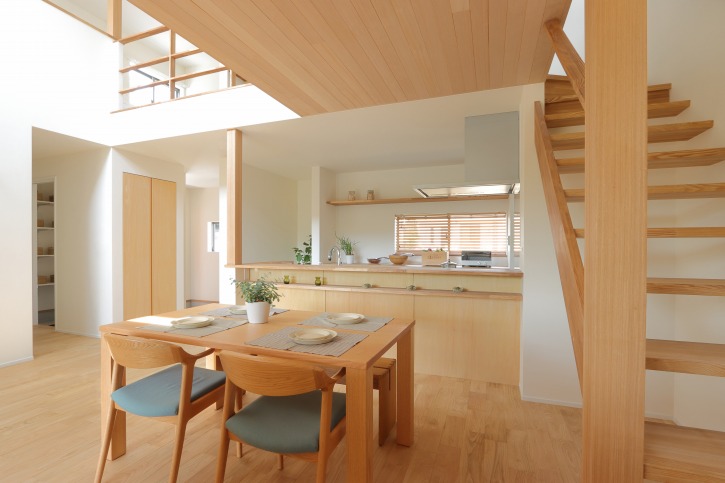 ”ヘムの板張り天井、木製オープン階段、製作扉など、適度な木質感でナチュラルで明るい空間に。