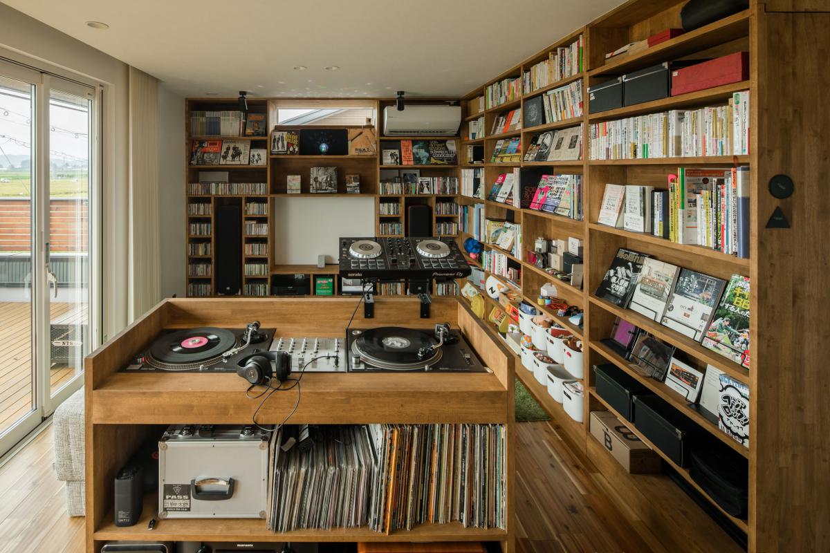 ”DJ booth／Bookshelf