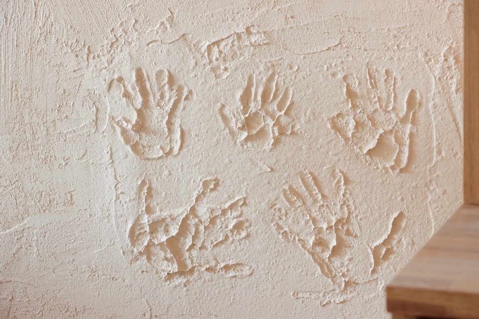 ”リビングの壁は、ご家族自ら漆喰を塗られました。お家をみんなで作った記念に、家族で手形を残されました。