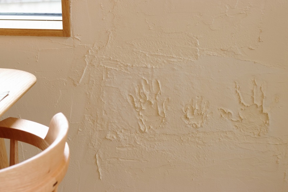 ご家族で塗った漆喰壁には、お家づくりの想い出に手形を押しました。